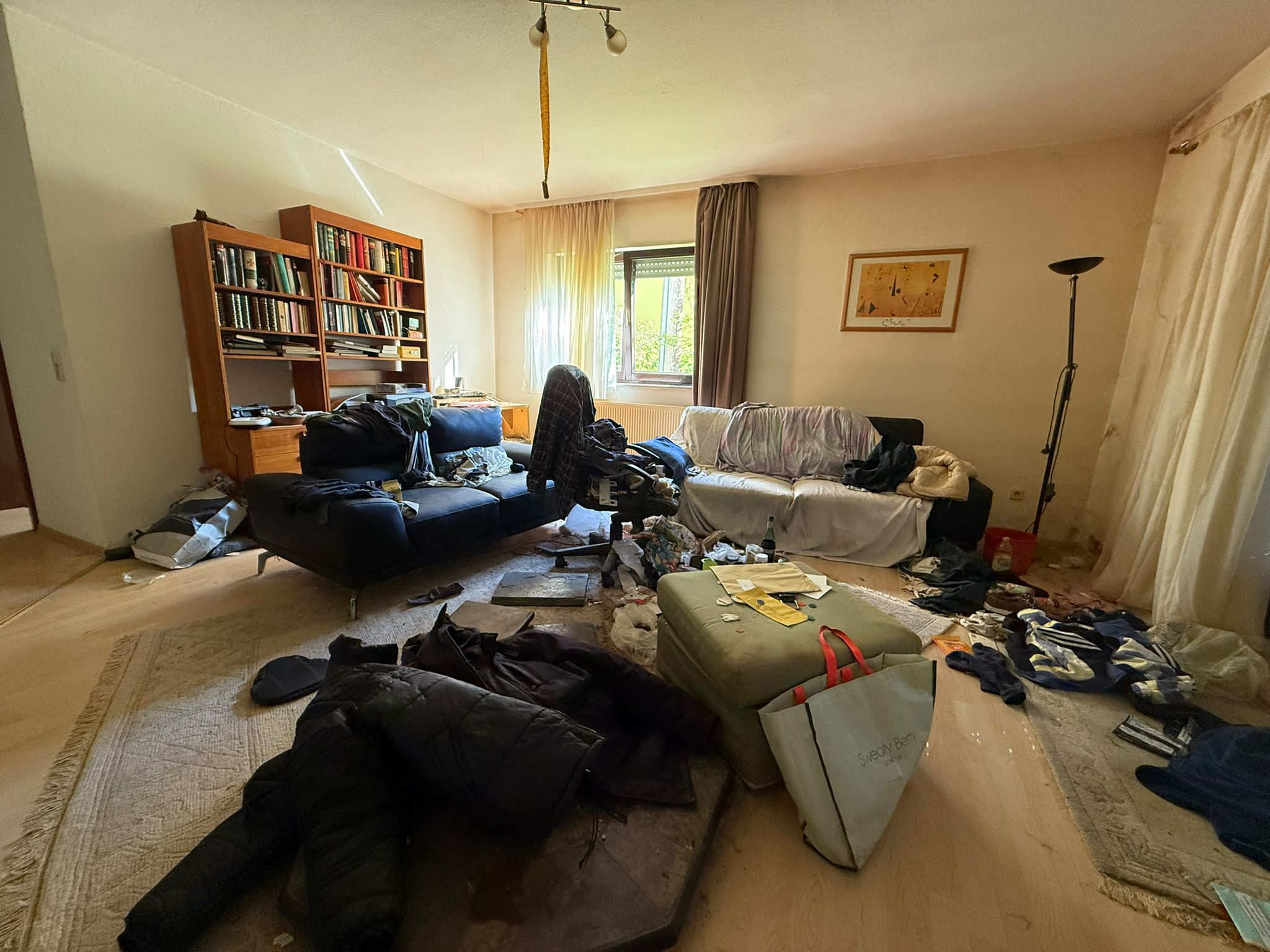 Wohnzimmer in Hofheim-Lorsbach vor der Aufbereitung